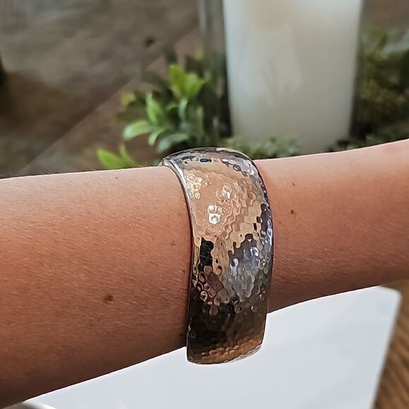 Silver gold tone textured wave design, clamper braclet - Picture 3 of 5